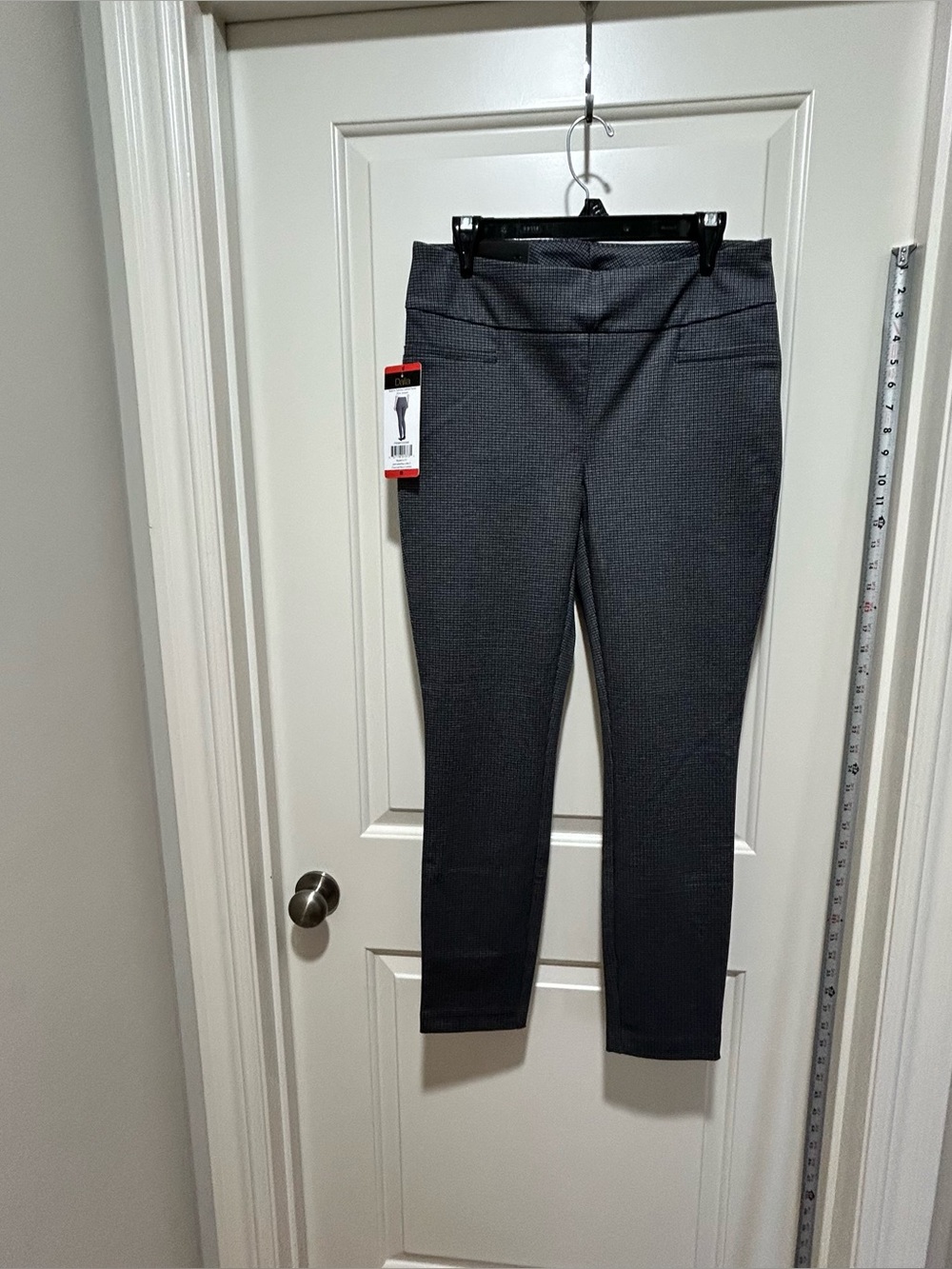 Dalia Women's NWT size M narrow leg built in tummy control Pants - Dark Charcoal